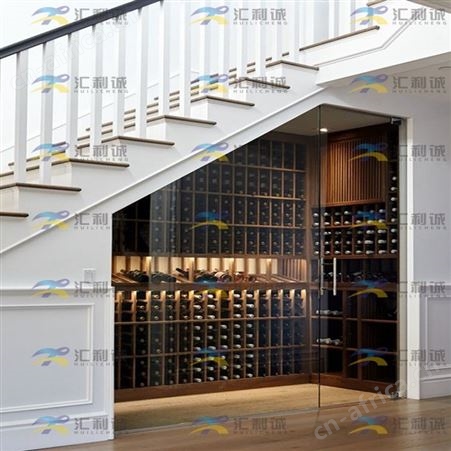 楼梯口位置地下室酒窖 金色不锈钢酒柜定制设计