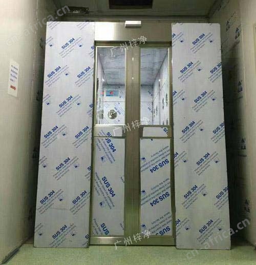 内置自动门风淋室是人员或货位进入洁净区由风机通过风淋喷嘴喷出经过高效过滤的洁净强风吹除人或物体表面吸附尘埃的一种通用性很强的局部净化设备。