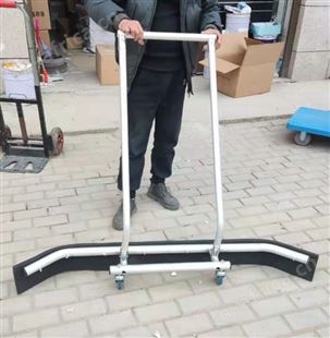 球馆地面清洗推水器 灰尘清理刮板 手推式球场灰尘清理地刮